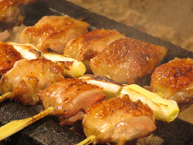 備長炭でカリッと焼き上げた焼き鳥は絶品。